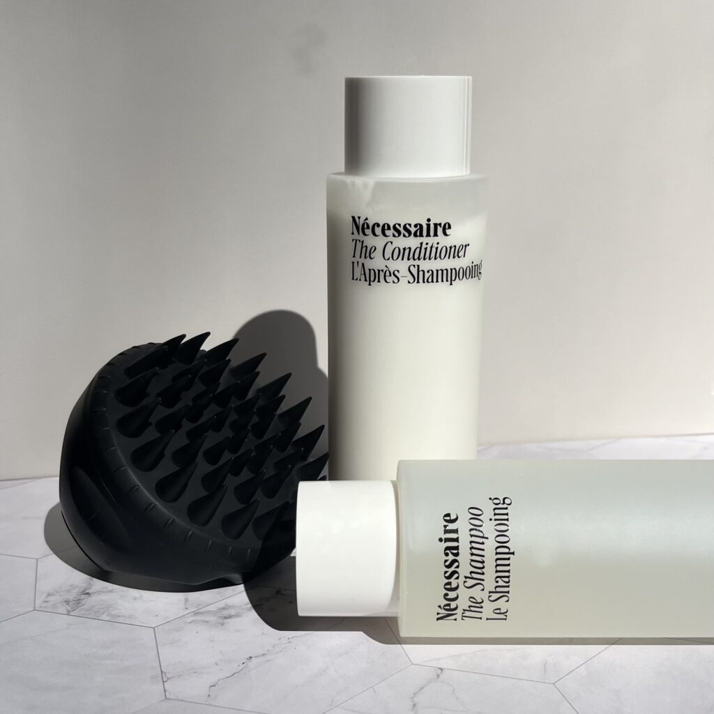 Necessaire shampoo and conditioner with scalp massager 